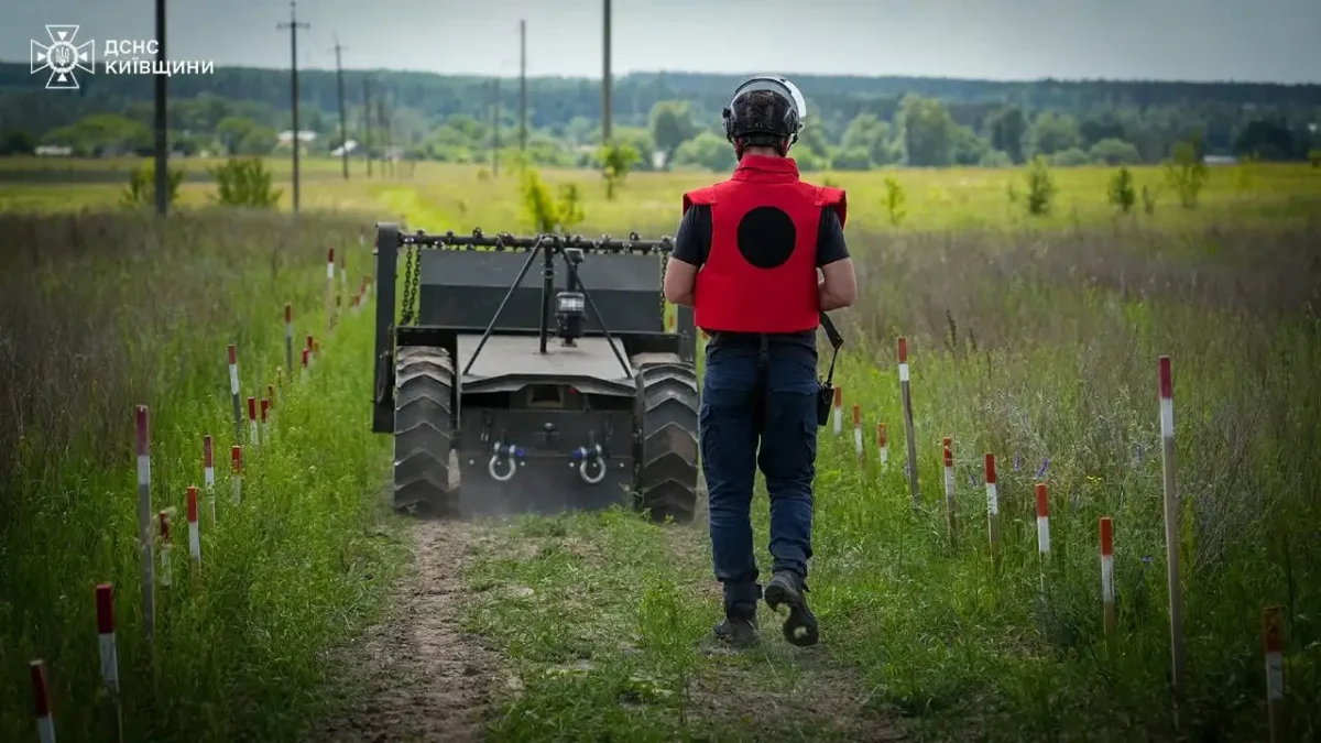 У Бучанському районі розміновують території за допомогою роботизованої техніки