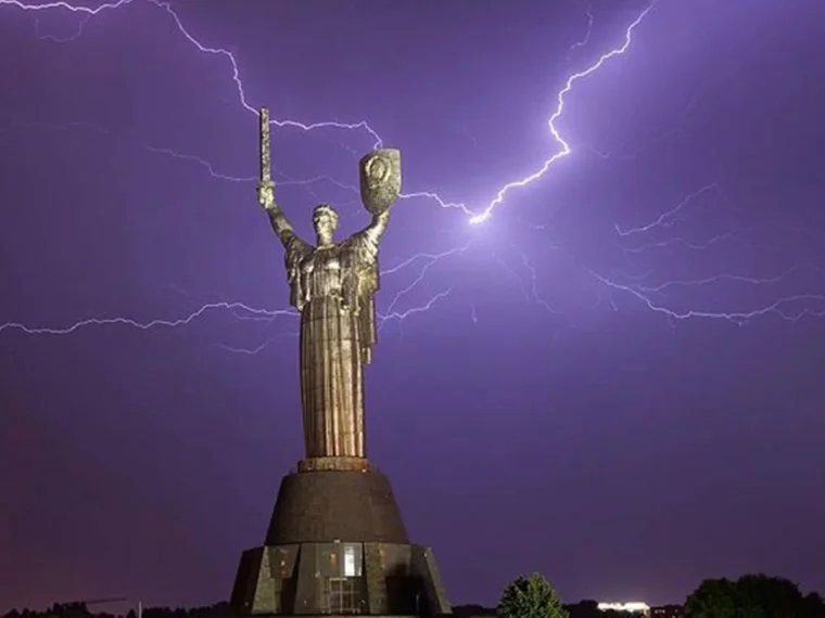У Києві та області очікуються грози 29 червня: що робити під час негоди
