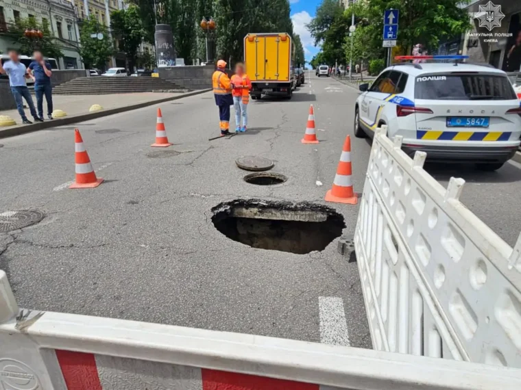 У центрі Києва через аварії на мережах: провали дорожнього покриття та зміни в русі транспорту