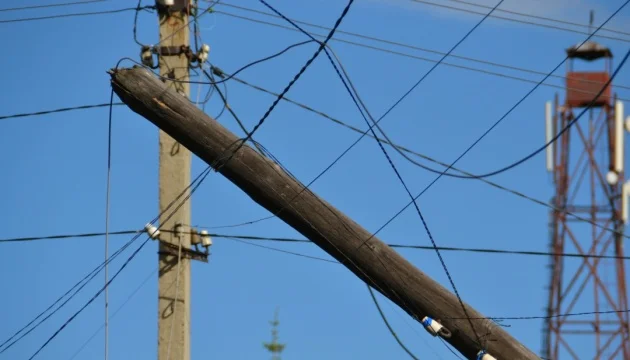 На Київщині енергетики відновили світло для понад 200 тисяч родин після негоди