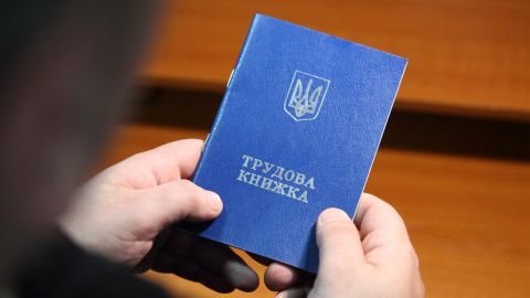 Оцифрування трудових книжок: як перевести паперові дані в електронний формат до 10 червня 2026 року