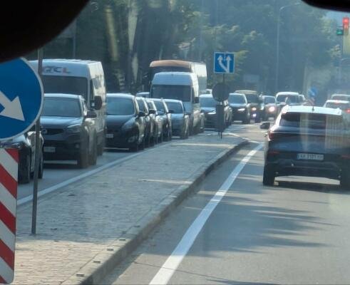 Кілометровий затор на в’їзді до Києва з боку Борисполя: ситуація на дорогах