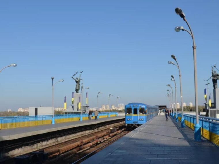 Рух поїздів на червоній лінії метро відновлено