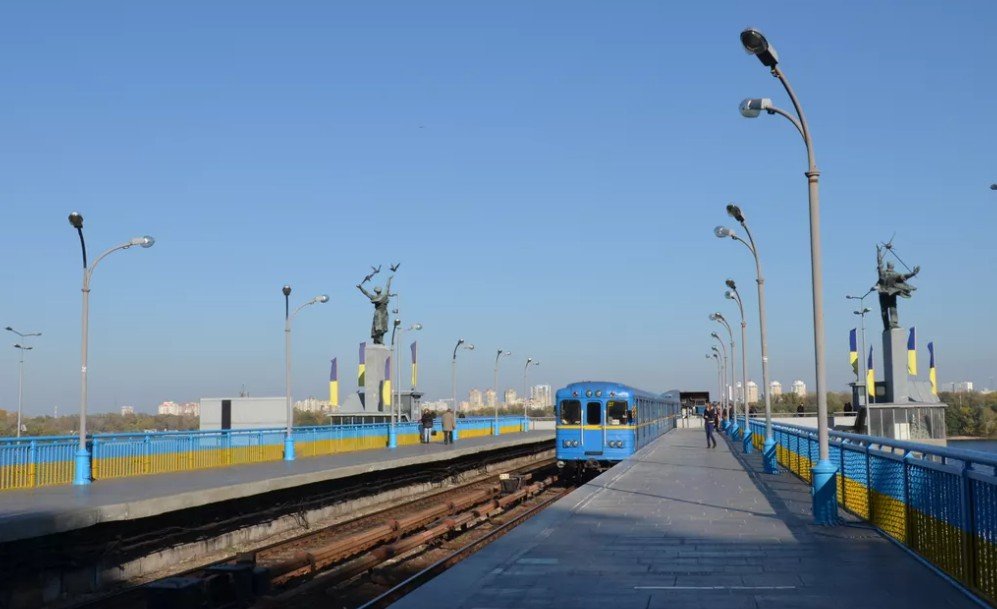Рух поїздів на червоній лінії метро відновлено