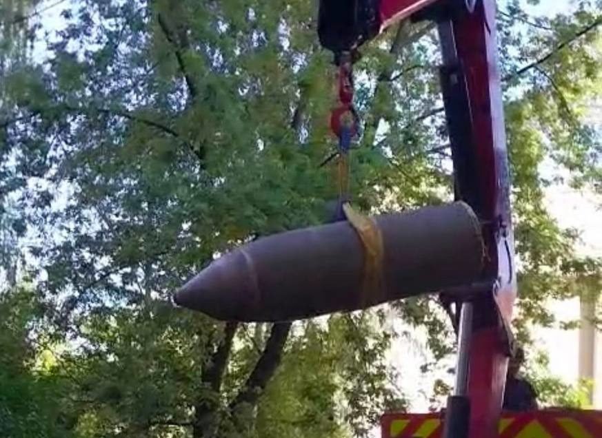 У Києві біля багатоповерхівки знайшли бойову частину ракети