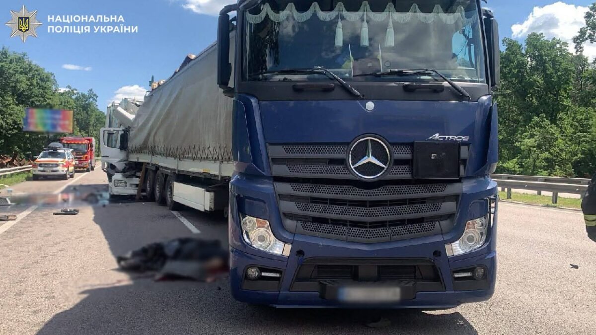 У Києві на Бориспільському шосе в ДТП загинули двоє водіїв вантажівок