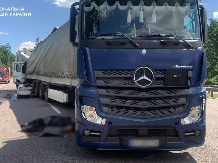 У Києві на Бориспільському шосе в ДТП загинули двоє водіїв вантажівок