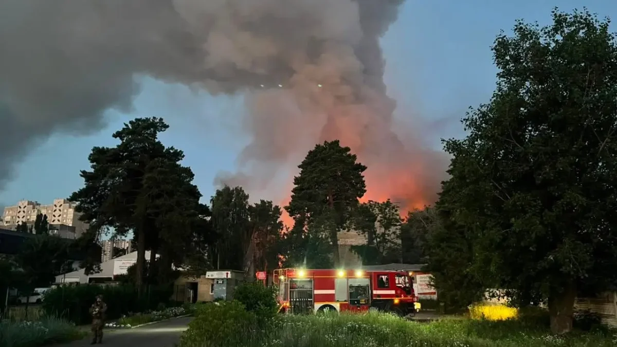 У Києві двоє поранених після нічної атаки 28 червня: ліквідовано пожежі, комунальники зашивають вікна