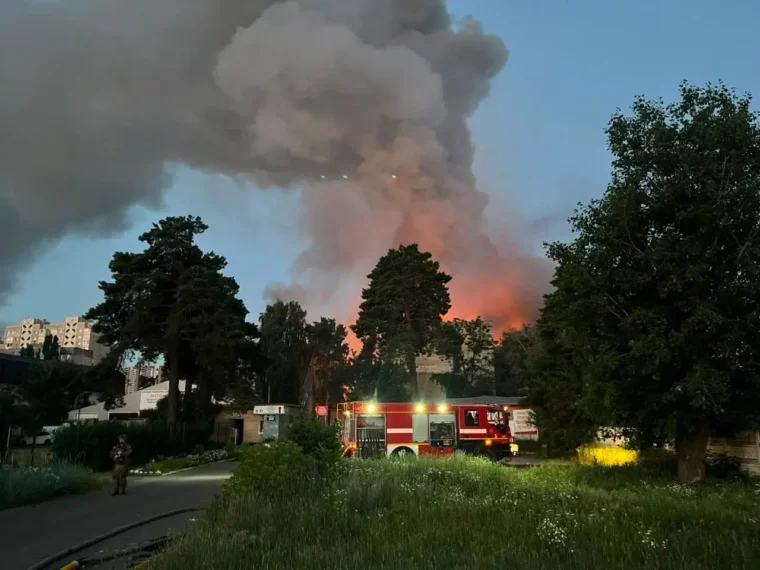 У Києві двоє поранених після нічної атаки 28 червня: ліквідовано пожежі, комунальники зашивають вікна