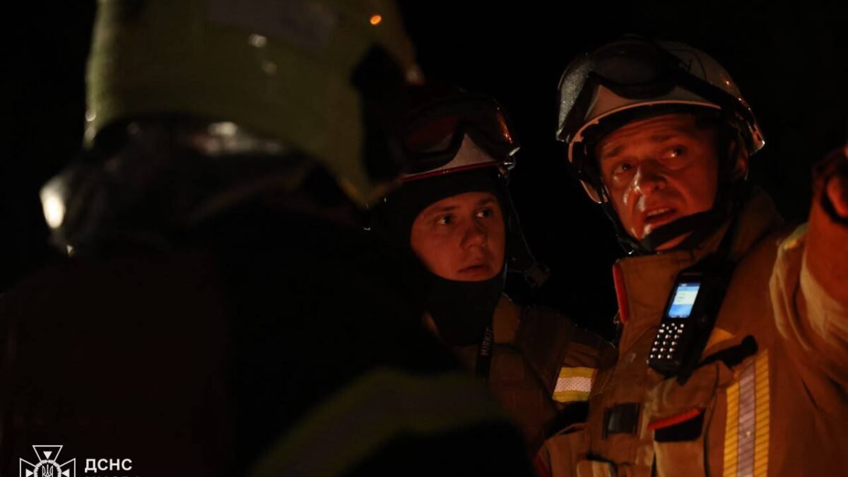 Ракетний удар по Києву: пожежа у Дарницькому районі, двоє постраждалих