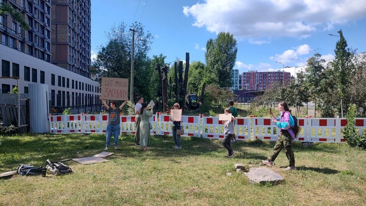 Протест на Теремках: кияни виступили проти вирубки дерев для тепломагістралі