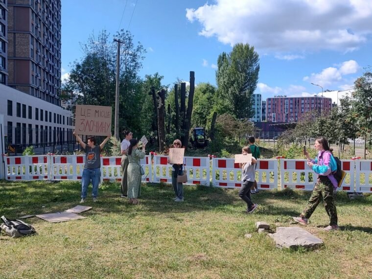 Протест на Теремках: кияни виступили проти вирубки дерев для тепломагістралі