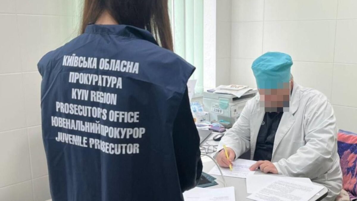Лікарю на Київщині оголосили підозру через ненадання допомоги 3-річній дитині з опіками