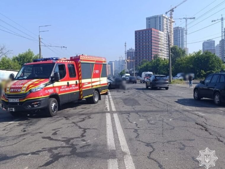 Масштабна ДТП на Виговського в Києві: одна загибла, двоє травмованих, ускладнений рух