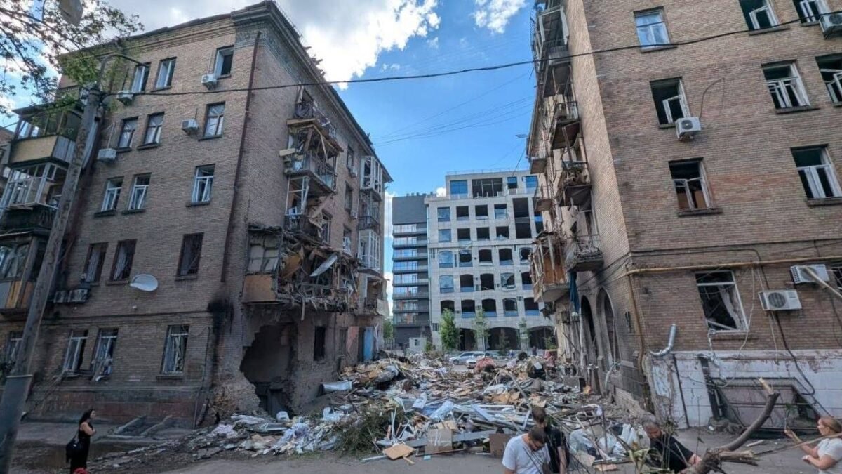 Пошкоджені будинки на Лук’янівці: що відбувається з відновленням після російського удару
