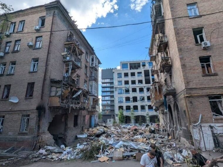 Пошкоджені будинки на Лук’янівці: що відбувається з відновленням після російського удару