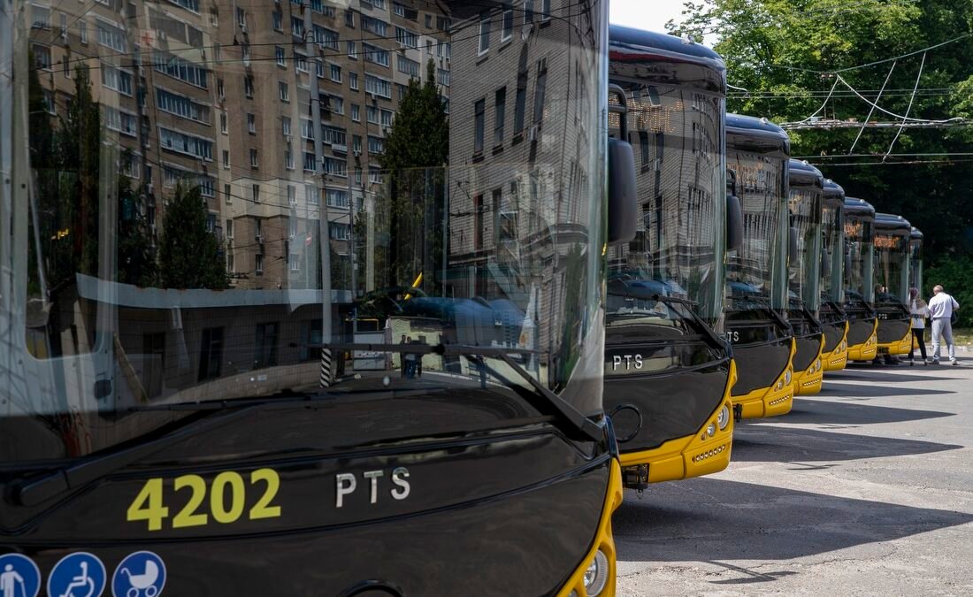 Новий низькопідлоговий транспорт вийшов на маршрути Києва: 8 тролейбусів та 5 автобусів
