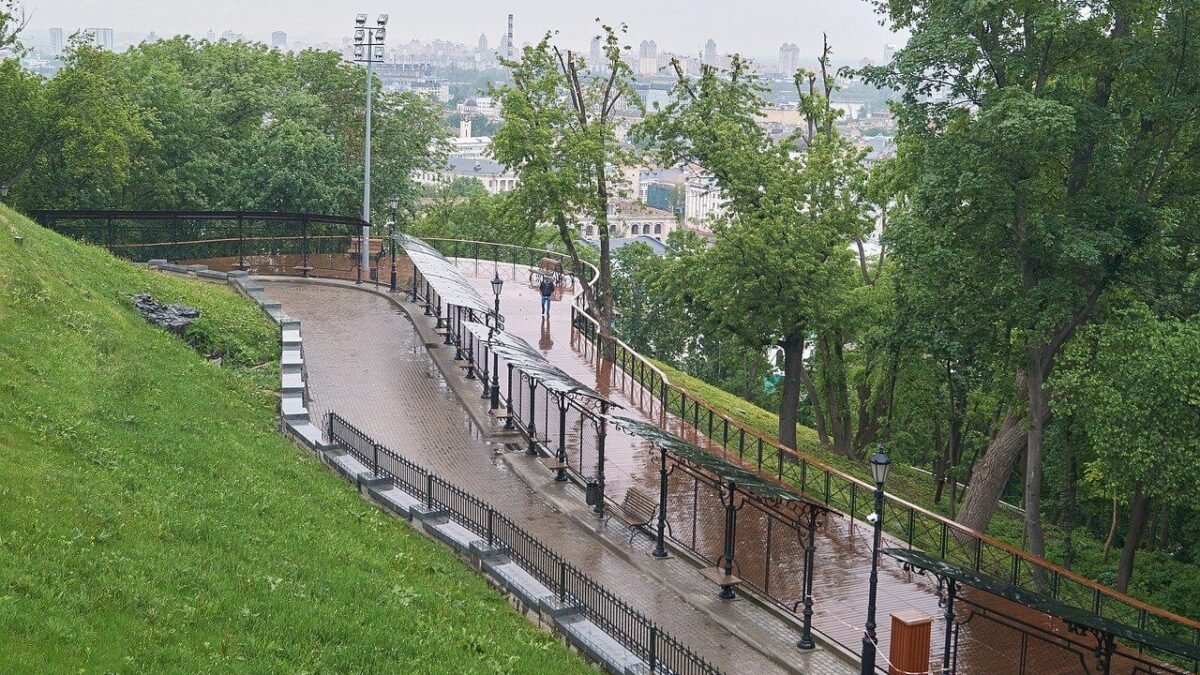 Петиція: кияни вимагають відмовитися від паркінгу під Пейзажною алеєю