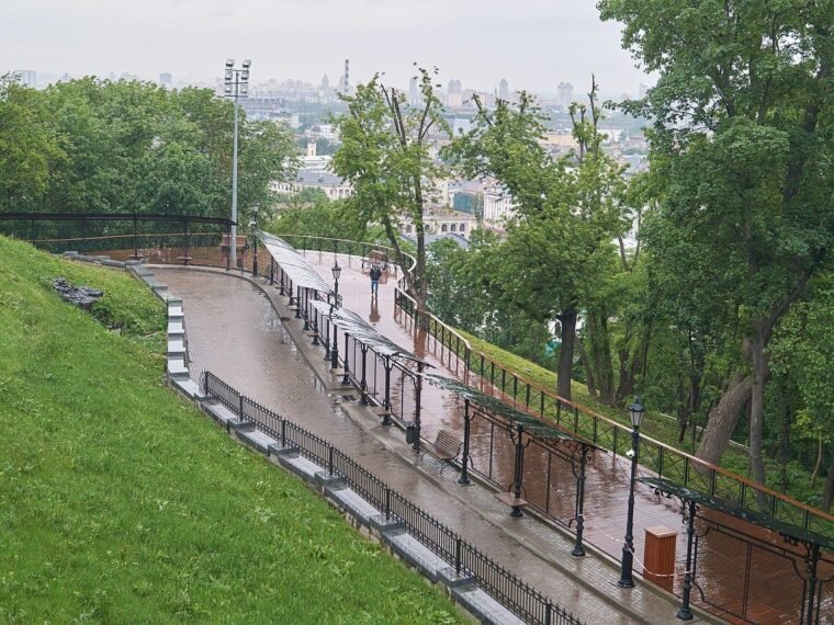 Петиція: кияни вимагають відмовитися від паркінгу під Пейзажною алеєю