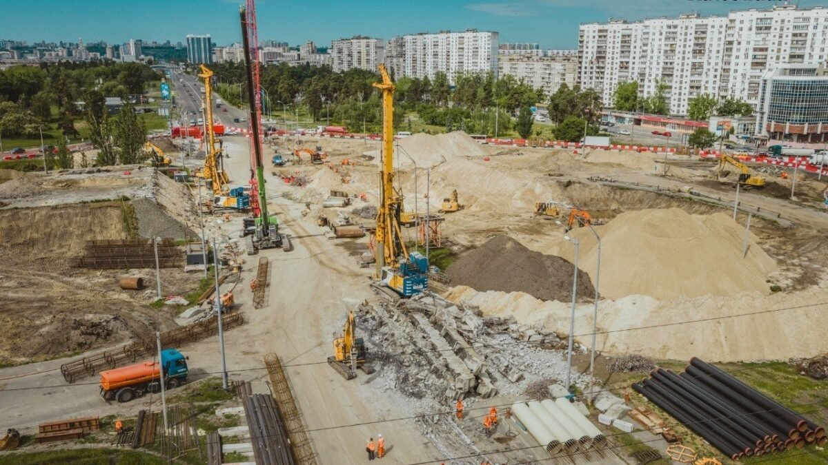 Реконструкція шляхопроводу біля метро: рух планують відкрити у листопаді 2026 року