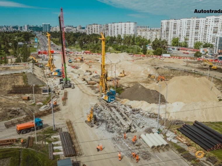 Реконструкція шляхопроводу біля метро: рух планують відкрити у листопаді 2026 року