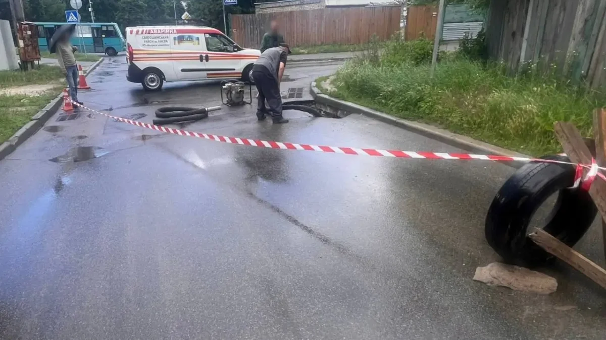 Обмежено рух транспорту в Києві на вулиці Ушакова через пошкодження асфальту