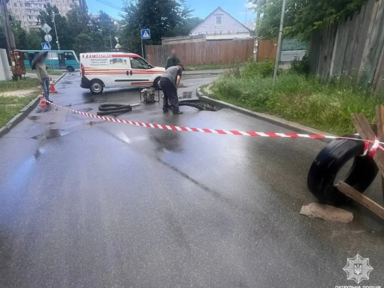 Обмежено рух транспорту в Києві на вулиці Ушакова через пошкодження асфальту