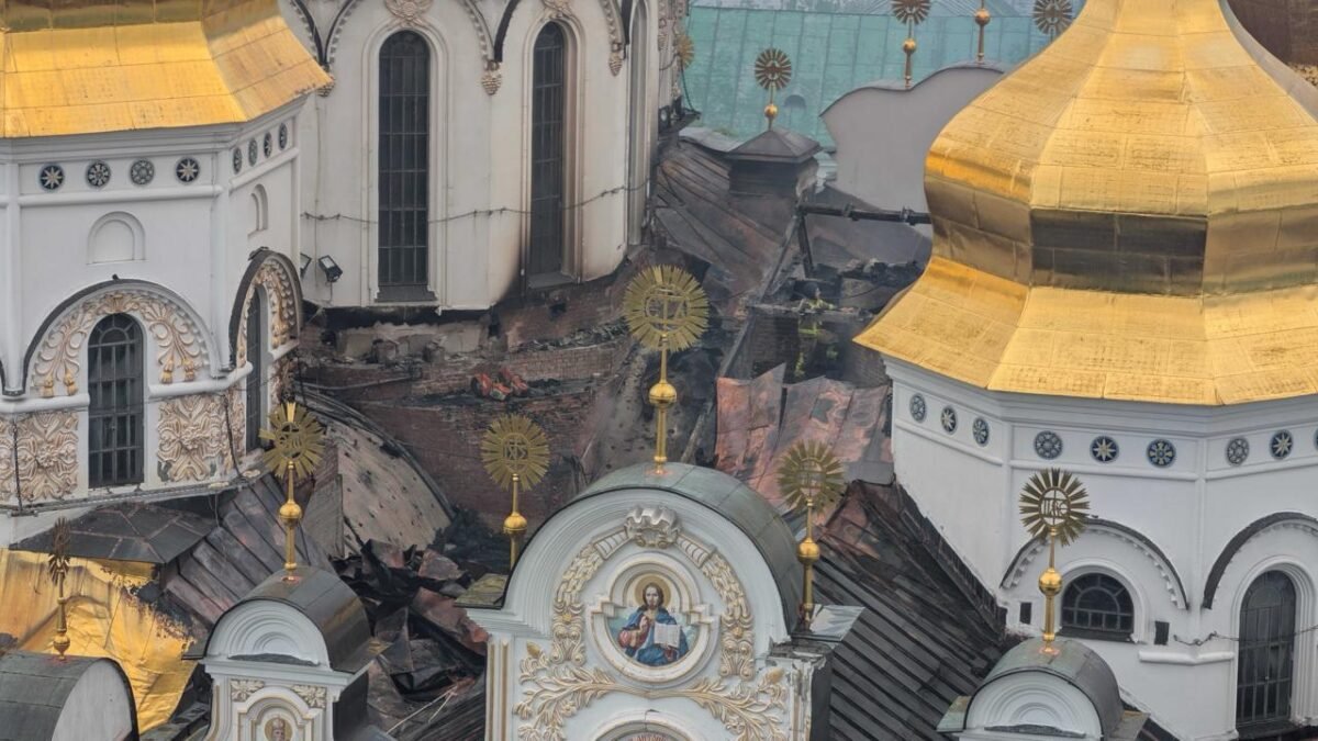 Рятувальники ДСНС гасили пожежі в Києві після нічної атаки