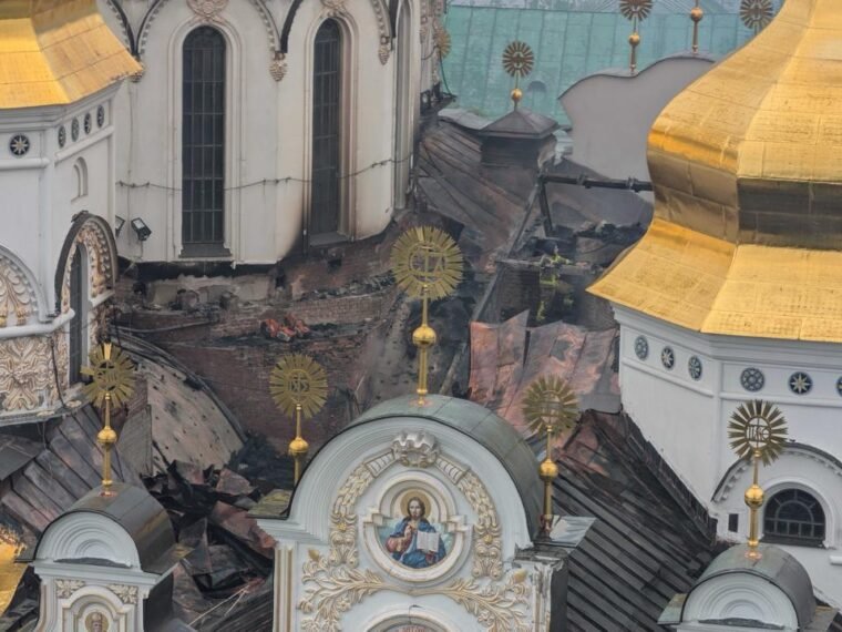 Рятувальники ДСНС гасили пожежі в Києві після нічної атаки