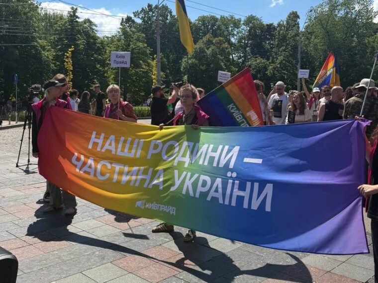Повітряна тривога та Шахеди розігнали акції у центрі Києва