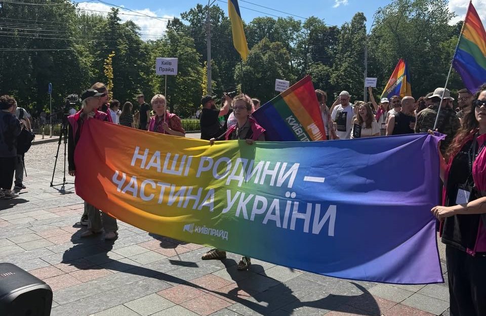 Повітряна тривога та Шахеди розігнали акції у центрі Києва