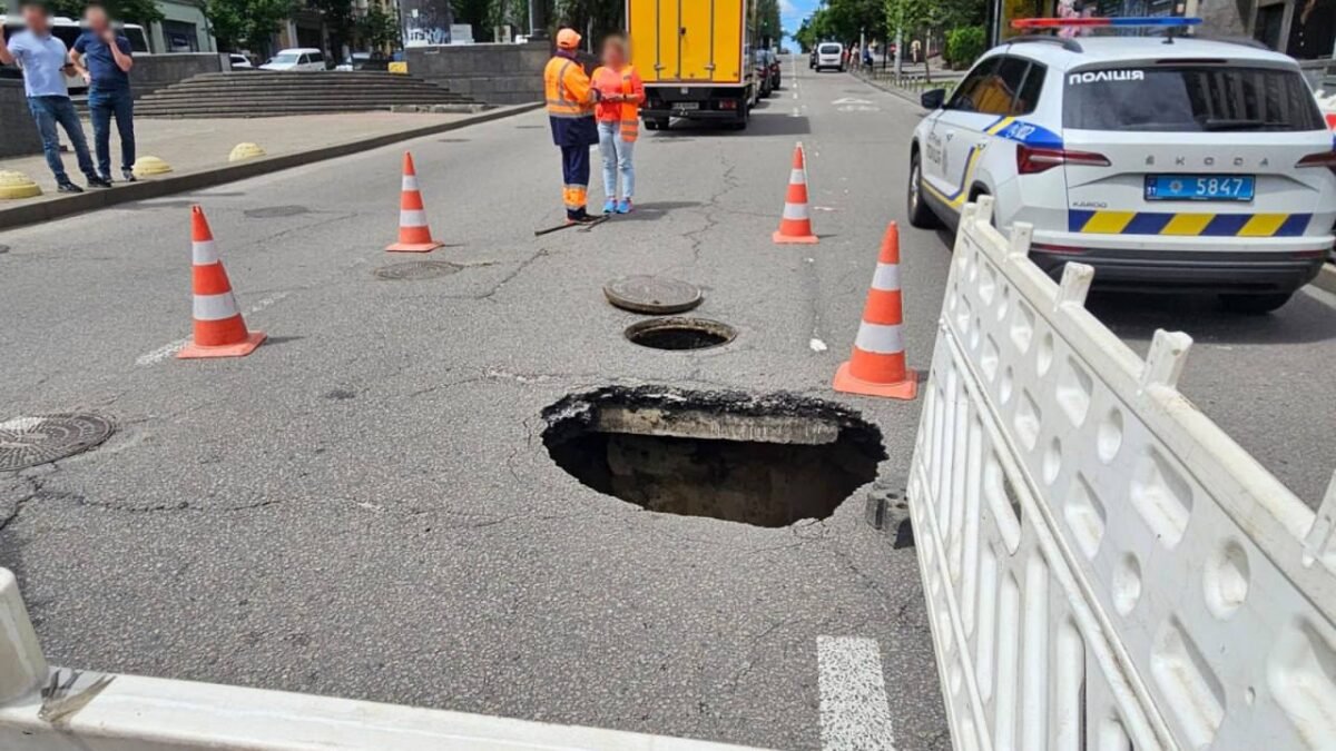 У Києві обмежено рух на бульварі Шевченка та вулиці Мазепи через провалля на дорозі