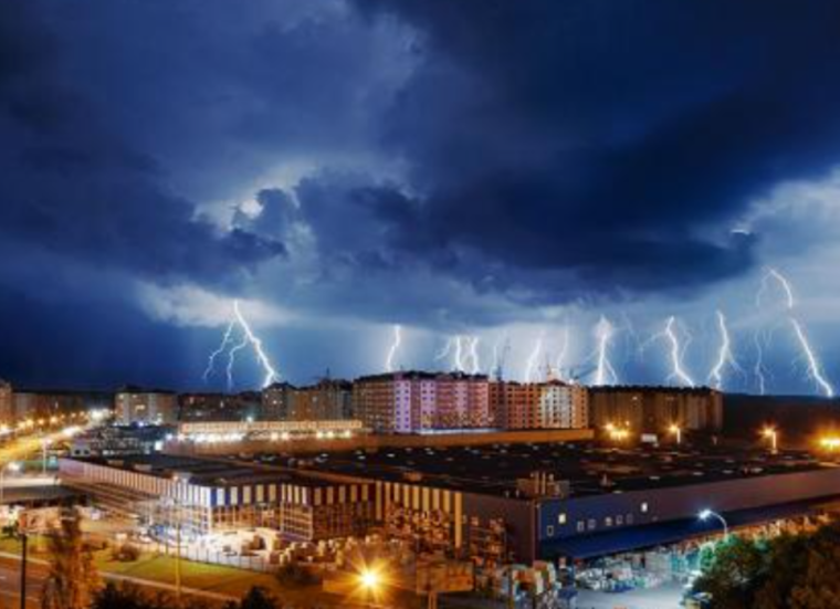 У Києві та області очікуються грози та сильний вітер: попередження ДСНС