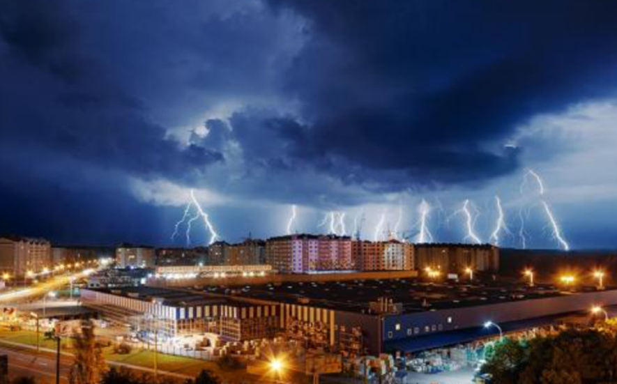 У Києві та області очікуються грози та сильний вітер: попередження ДСНС
