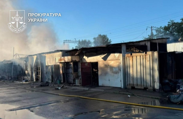 Наслідки атаки на Київ вночі 30 липня: зруйнований ринок, пошкоджені будівлі
