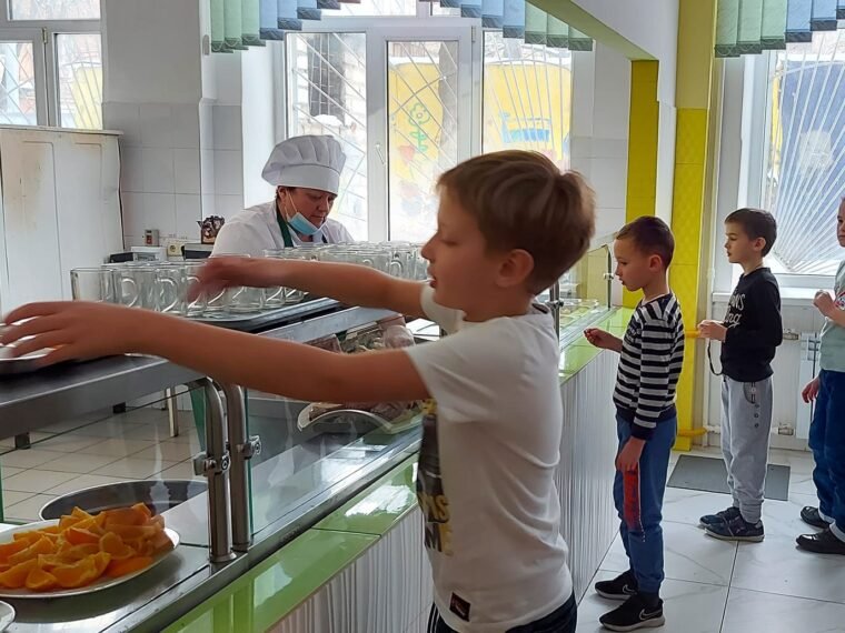 Шкільне харчування в Києві: результати опитування та міські інвестиції