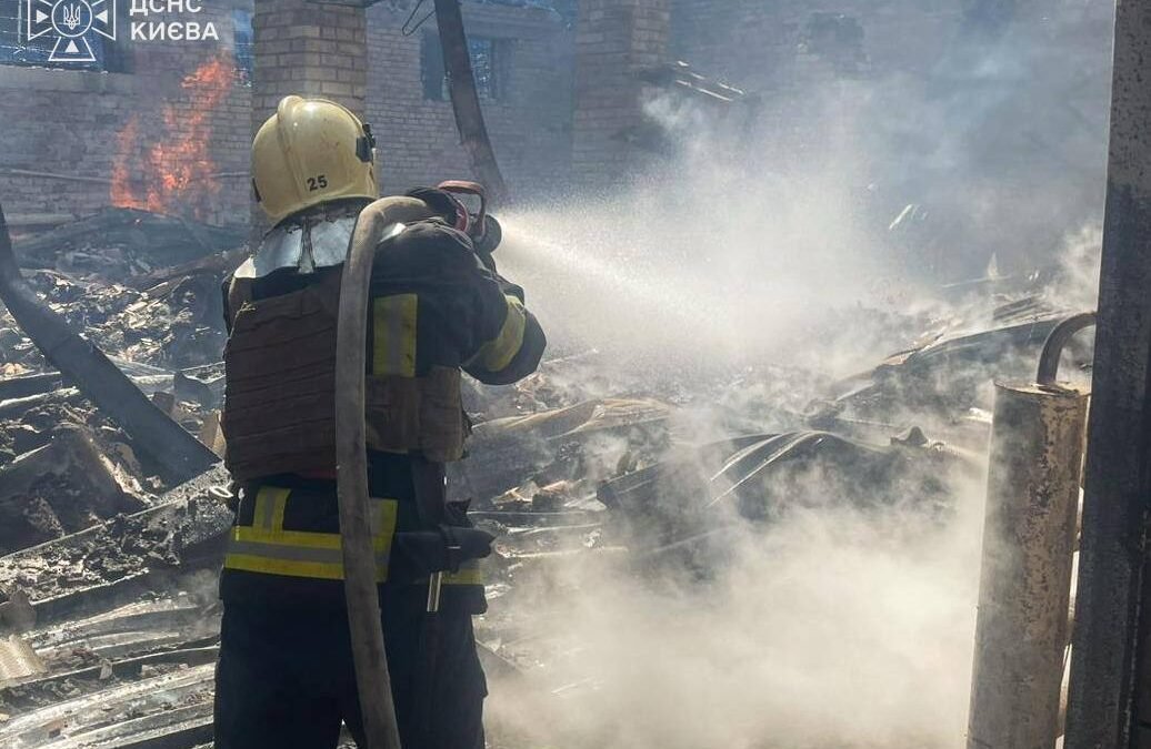 У Дніпровському районі Києва уламки спричинили загоряння приватного будинку