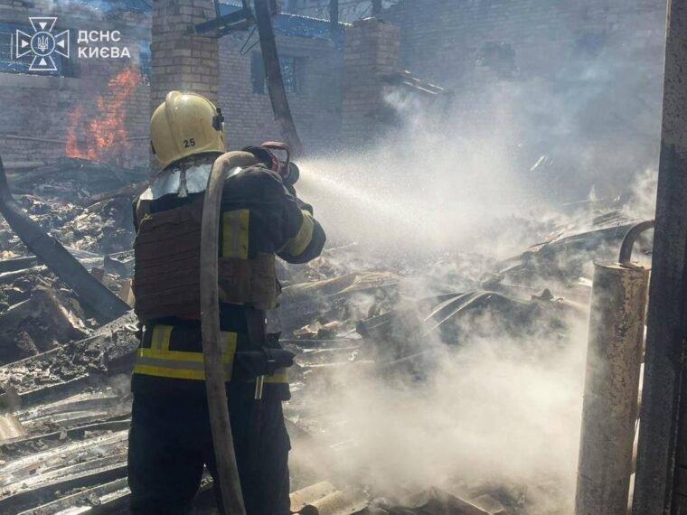 У Дніпровському районі Києва уламки спричинили загоряння приватного будинку