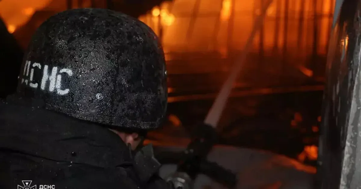Нічна атака на Київ: витік аміаку, руйнування будинку, пошкоджена швидка
