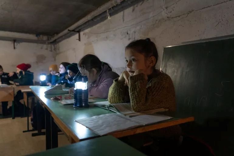 Нові правила роботи шкіл і транспорту Києва під час тривог