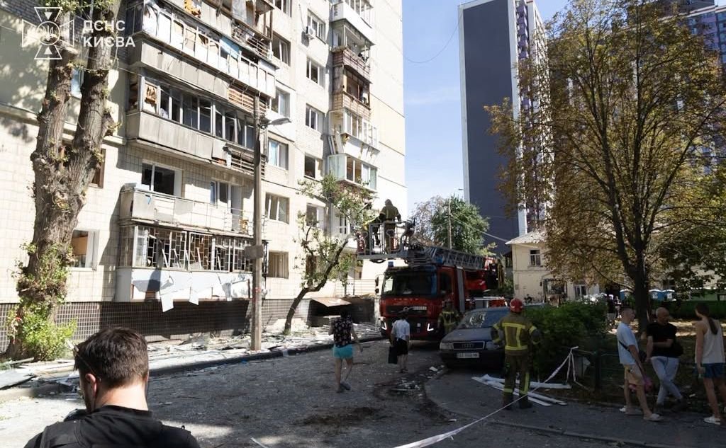 Київ: Наслідки нічного обстрілу, руйнування та День жалоби