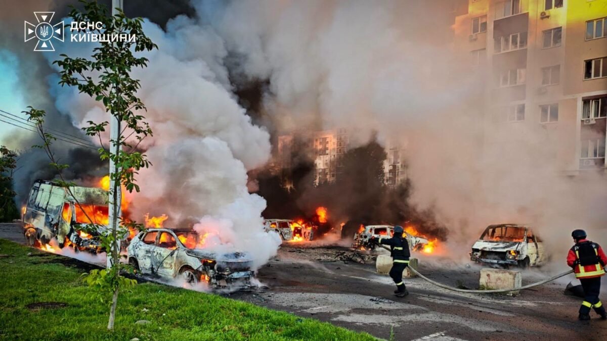 Рятувальники ліквідовують наслідки атаки БПЛА в Бучанському районі