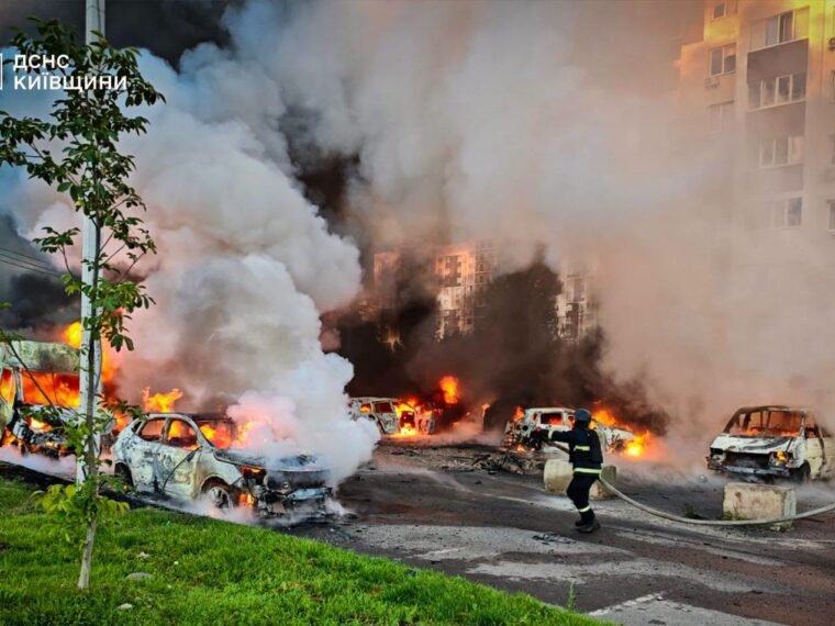 Рятувальники ліквідовують наслідки атаки БПЛА в Бучанському районі