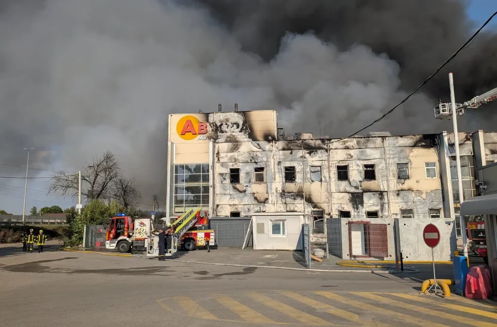 Влучання у склад «Аврора» на Київщині: мешканців Стоянки, Гореничів та Музичів закликали зачинити вікна