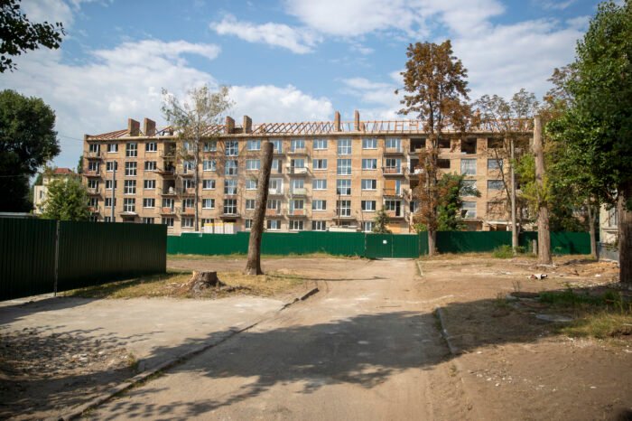 У Святошинському районі Києва відновлюють 18 будинків після атаки