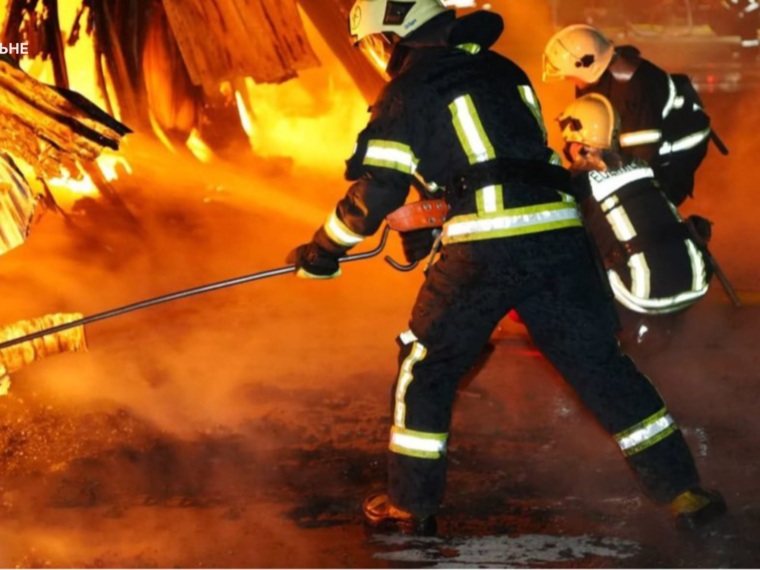 У Деснянському районі Києва загорілися склади після атаки дронів 31 серпня