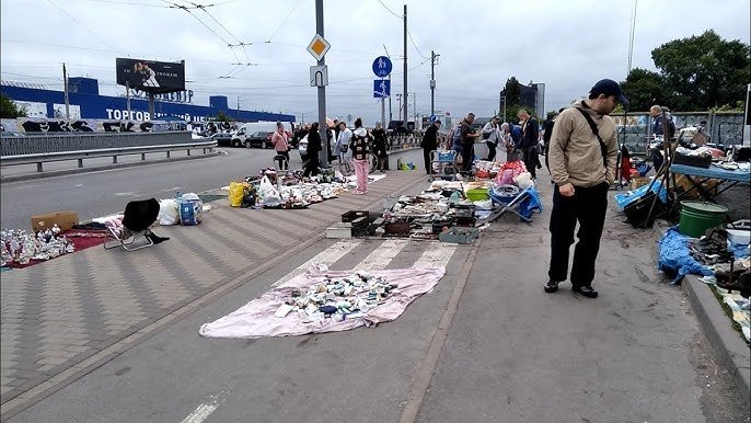 Наслідки російського удару по «Барахолці біля метро»: згорілі платівки та загибель студентки