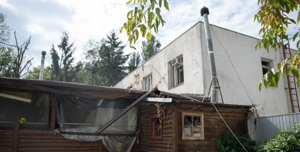 У Києві постраждав чоловік після падіння уламків дронів: пошкоджено кафе
