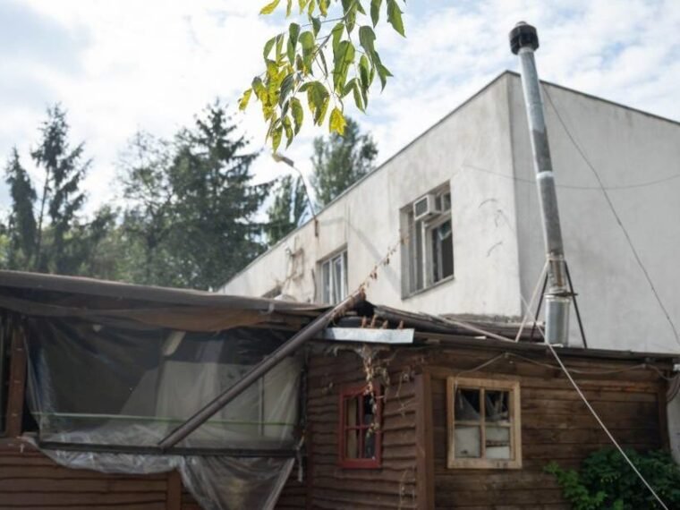 У Києві постраждав чоловік після падіння уламків дронів: пошкоджено кафе