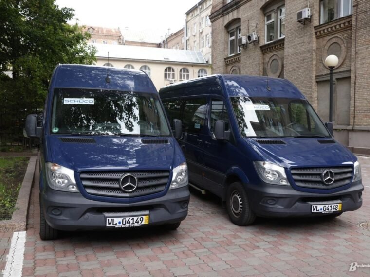 Київ отримав два спецмікроавтобуси Mercedes-Benz Sprinter для перевезення людей з інвалідністю